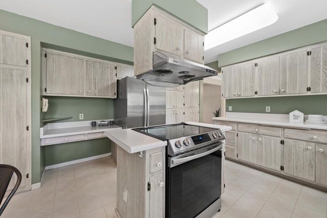13005 W Scarborough DRIVE, New Berlin, WI 53151