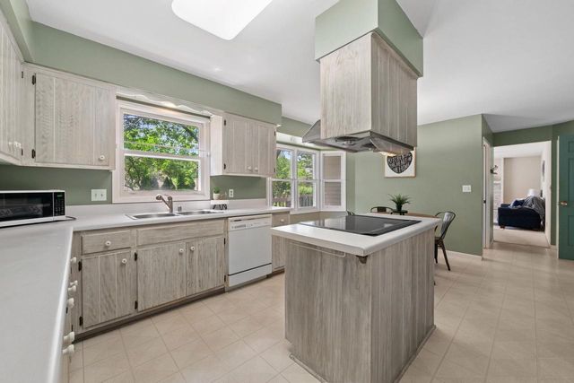 13005 W Scarborough DRIVE, New Berlin, WI 53151