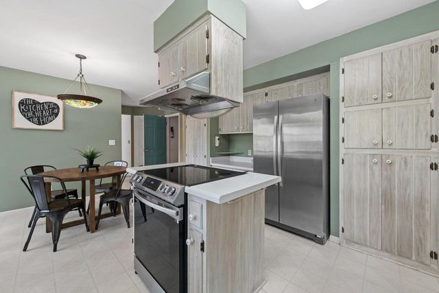 13005 W Scarborough DRIVE, New Berlin, WI 53151