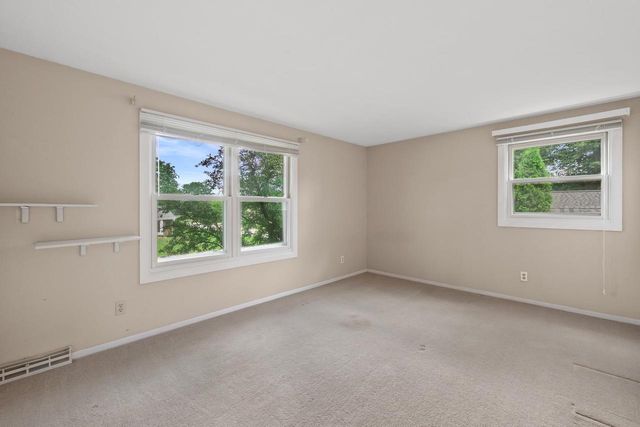 13005 W Scarborough DRIVE, New Berlin, WI 53151