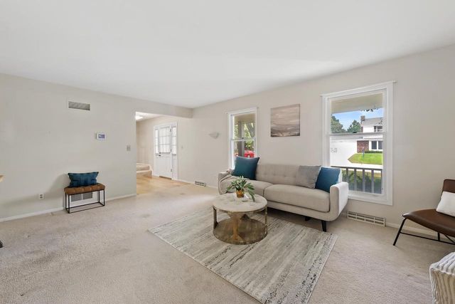 13005 W Scarborough DRIVE, New Berlin, WI 53151