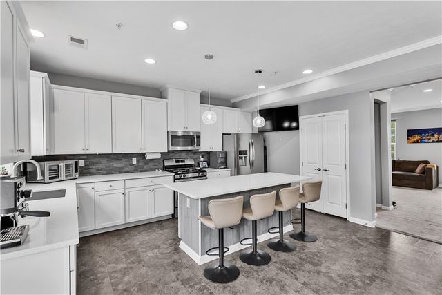 1304 Pointe View Dr, Adams Twp, PA 16046