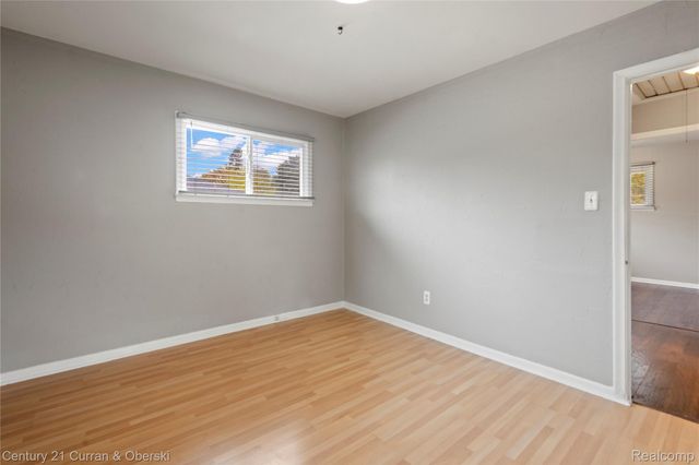 25616 W 10 Mile Road, Southfield, MI 48033