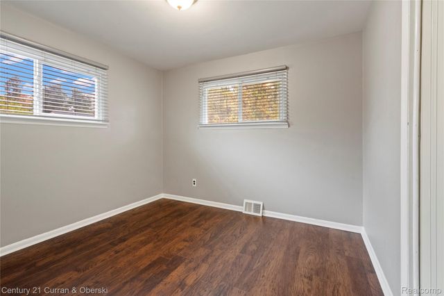 25616 W 10 Mile Road, Southfield, MI 48033