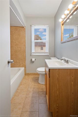 25616 W 10 Mile Road, Southfield, MI 48033