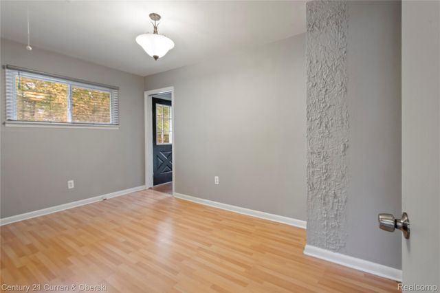 25616 W 10 Mile Road, Southfield, MI 48033