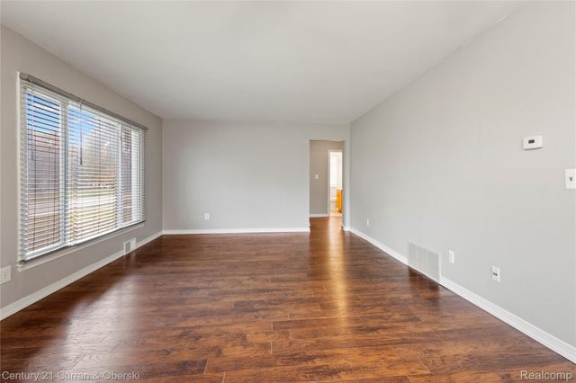 25616 W 10 Mile Road, Southfield, MI 48033