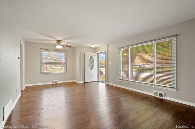 25616 W 10 Mile Road, Southfield, MI 48033