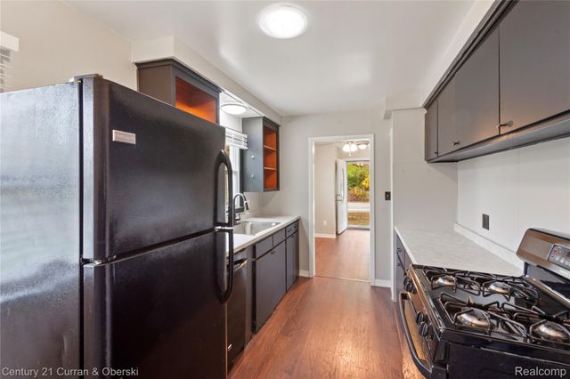 25616 W 10 Mile Road, Southfield, MI 48033