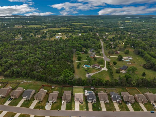 585 Oakvale Ln, Mount Juliet, TN 37122
