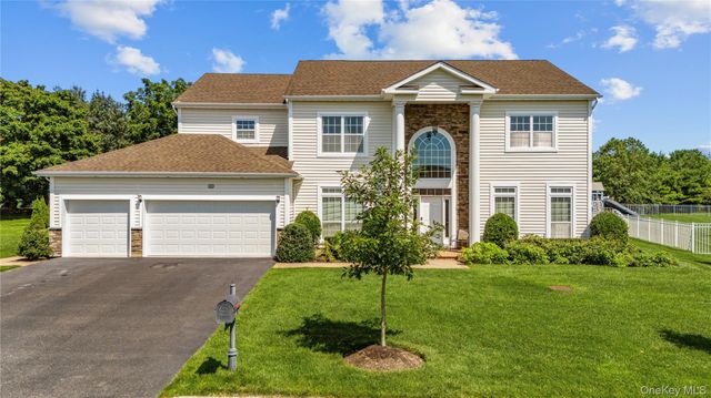 29 Hamlet Woods Drive, Saint James, NY 11780