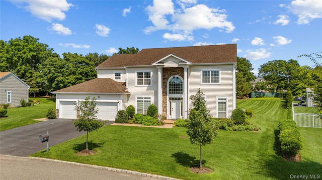 29 Hamlet Woods Drive, Saint James, NY 11780