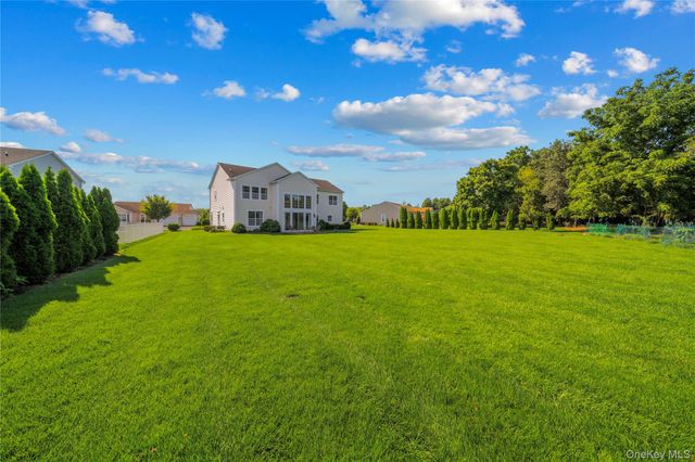 29 Hamlet Woods Drive, Saint James, NY 11780