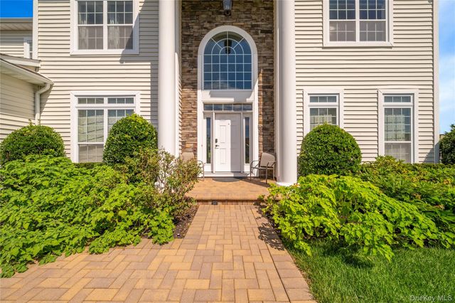 29 Hamlet Woods Drive, Saint James, NY 11780