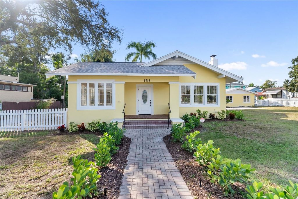 Image 3 of property listing at 1715 6TH AVENUE W, Bradenton, FL 34205