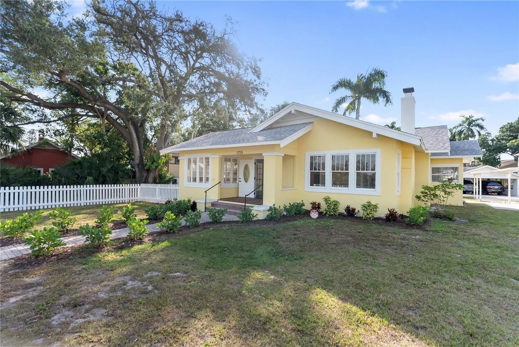 Image 4 of property listing at 1715 6TH AVENUE W, Bradenton, FL 34205