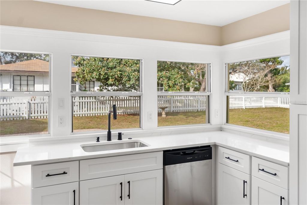 Image 6 of property listing at 1715 6TH AVENUE W, Bradenton, FL 34205