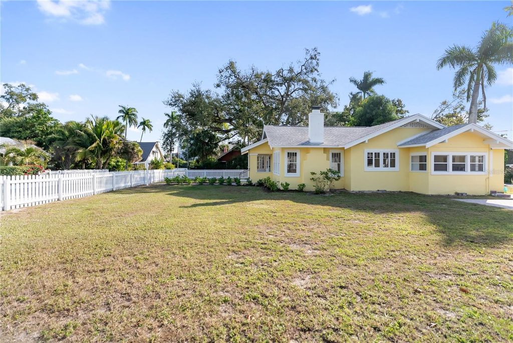 Image 57 of property listing at 1715 6TH AVENUE W, Bradenton, FL 34205
