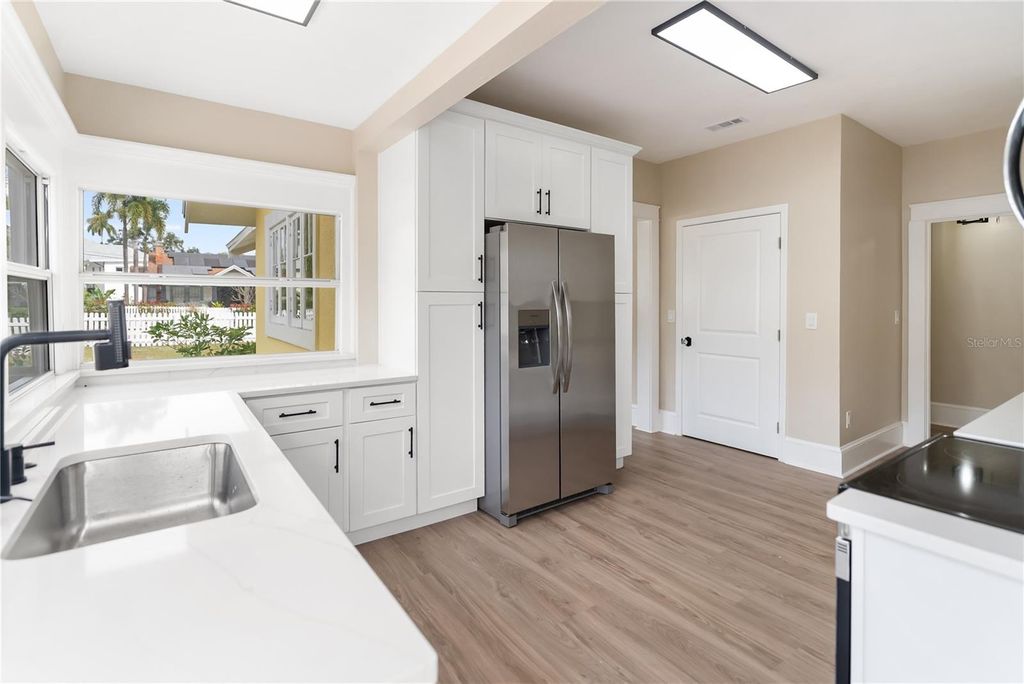 Image 7 of property listing at 1715 6TH AVENUE W, Bradenton, FL 34205