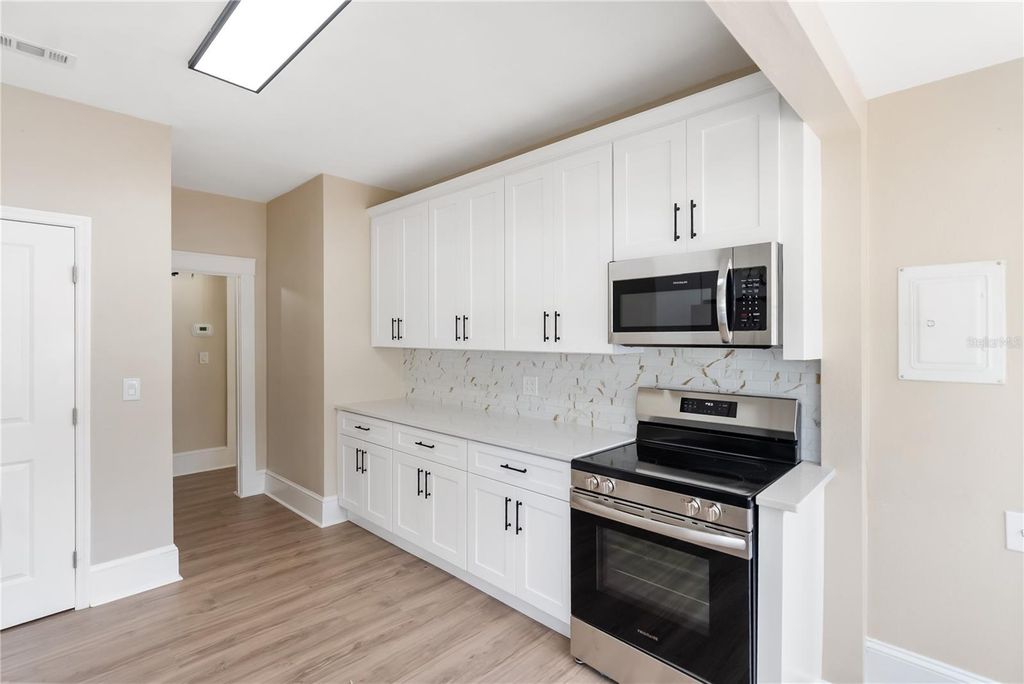 Image 10 of property listing at 1715 6TH AVENUE W, Bradenton, FL 34205