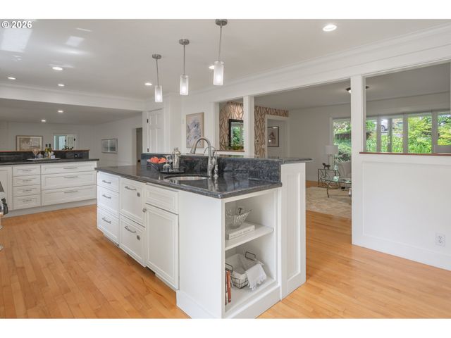 2145 FLORAL HILL Dr, Eugene, OR 97403