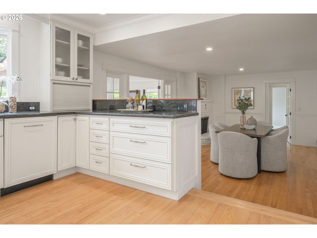 2145 FLORAL HILL Dr, Eugene, OR 97403