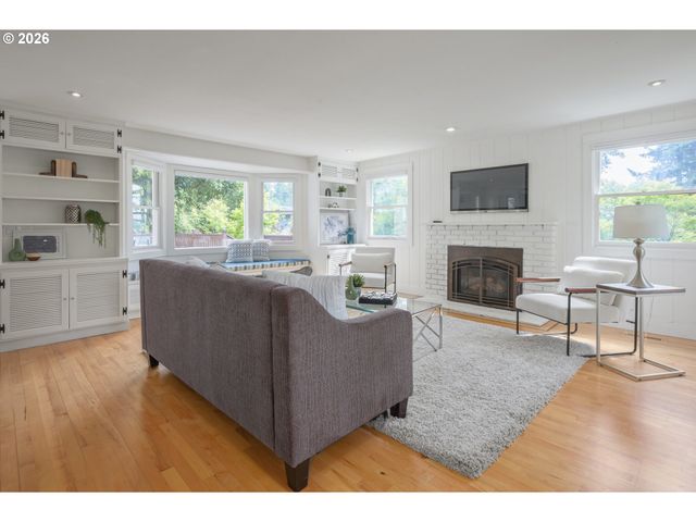 2145 FLORAL HILL Dr, Eugene, OR 97403