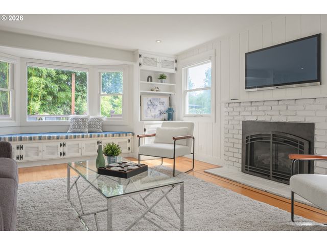 2145 FLORAL HILL Dr, Eugene, OR 97403