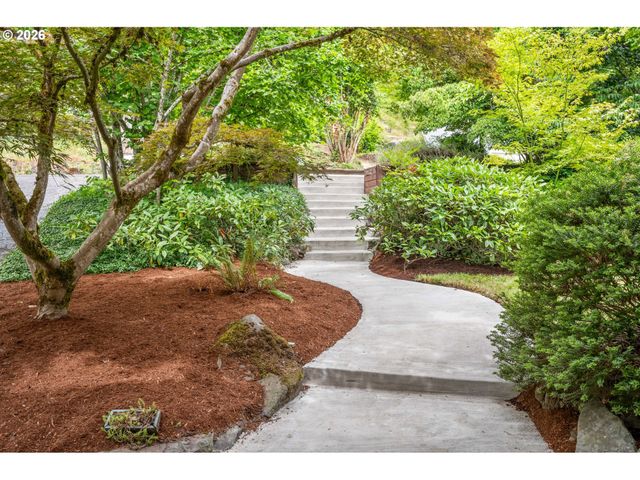 2145 FLORAL HILL Dr, Eugene, OR 97403