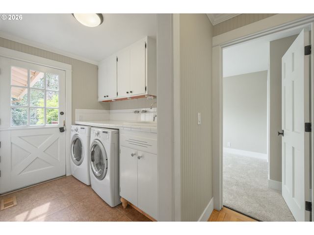 2145 FLORAL HILL Dr, Eugene, OR 97403