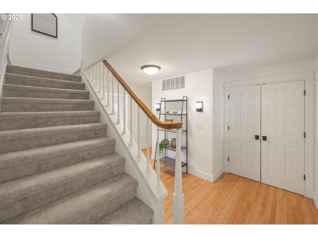 2145 FLORAL HILL Dr, Eugene, OR 97403