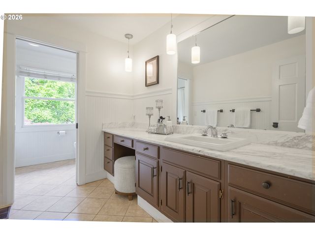 2145 FLORAL HILL Dr, Eugene, OR 97403