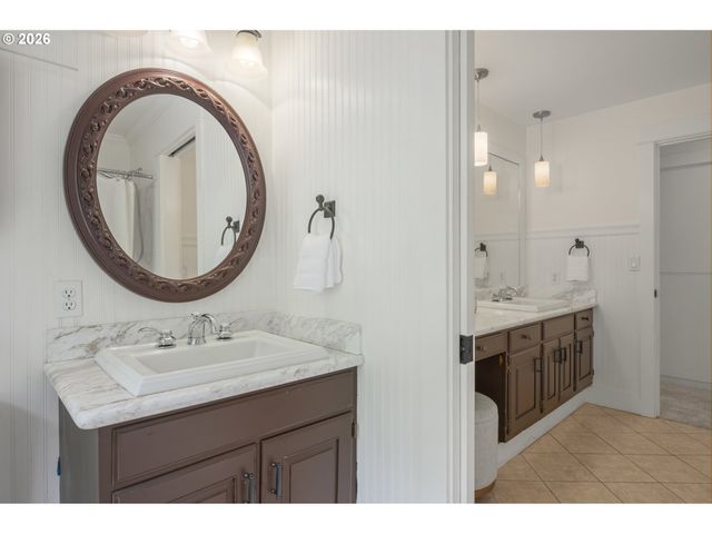 2145 FLORAL HILL Dr, Eugene, OR 97403