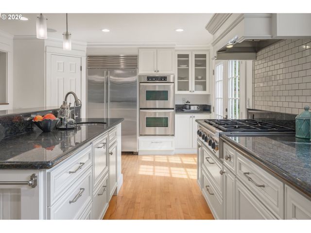 2145 FLORAL HILL Dr, Eugene, OR 97403