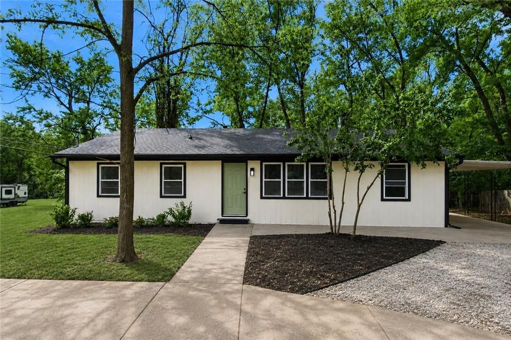1724 S Trail Ridge Drive, Independence, MO 64050