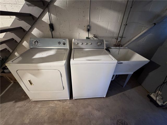 530 Maytide St, Carrick, PA 15227