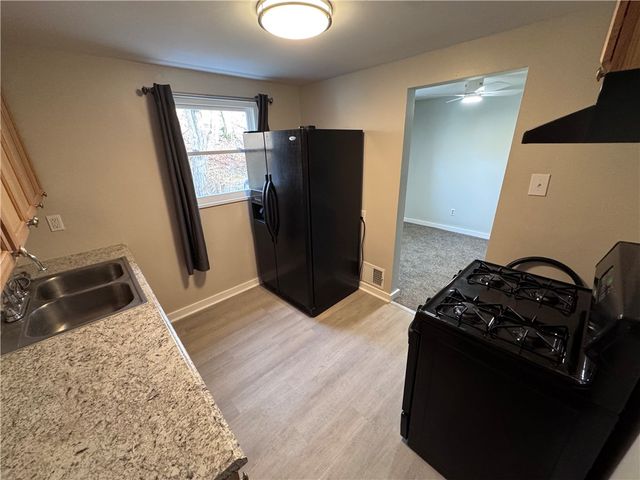 530 Maytide St, Carrick, PA 15227