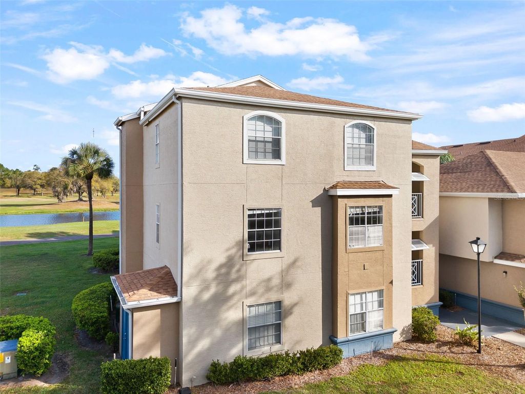 Image 2 of property listing at 7320 WESTPOINTE BOULEVARD 533, Orlando, FL 32835