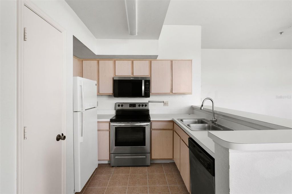 Image 14 of property listing at 7320 WESTPOINTE BOULEVARD 533, Orlando, FL 32835