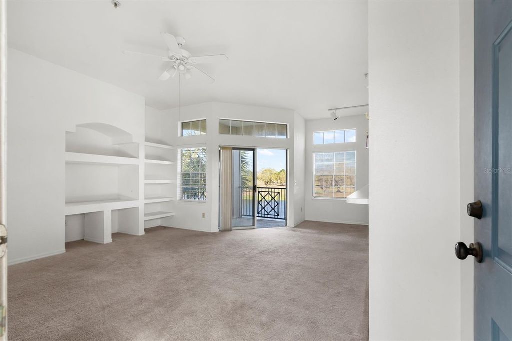 Image 9 of property listing at 7320 WESTPOINTE BOULEVARD 533, Orlando, FL 32835