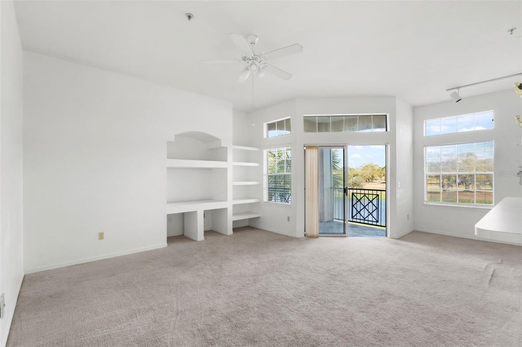 Image 10 of property listing at 7320 WESTPOINTE BOULEVARD 533, Orlando, FL 32835