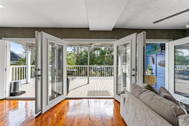 906 W HENRY AVENUE, Tampa, FL 33604