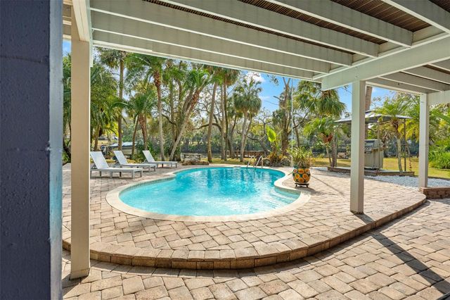 906 W HENRY AVENUE, Tampa, FL 33604