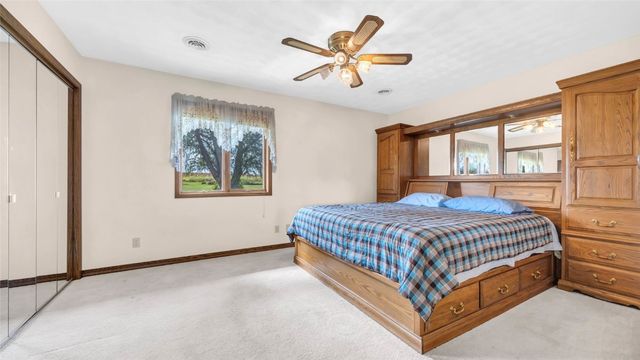 5589 22nd Avenue Trail, Vinton, IA 52349