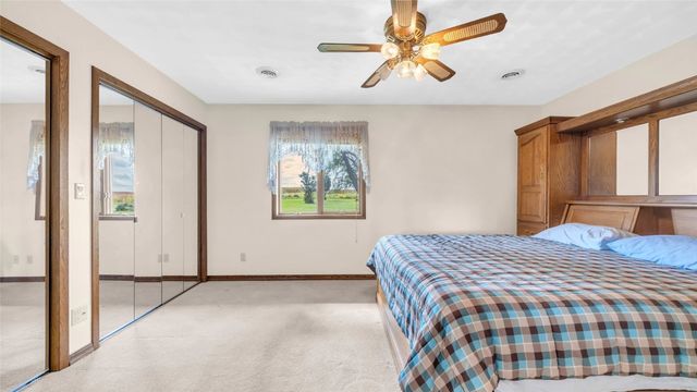 5589 22nd Avenue Trail, Vinton, IA 52349