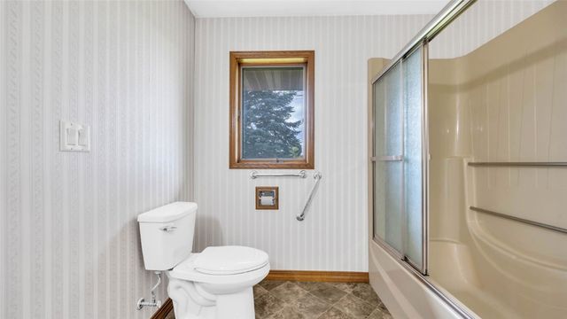 5589 22nd Avenue Trail, Vinton, IA 52349