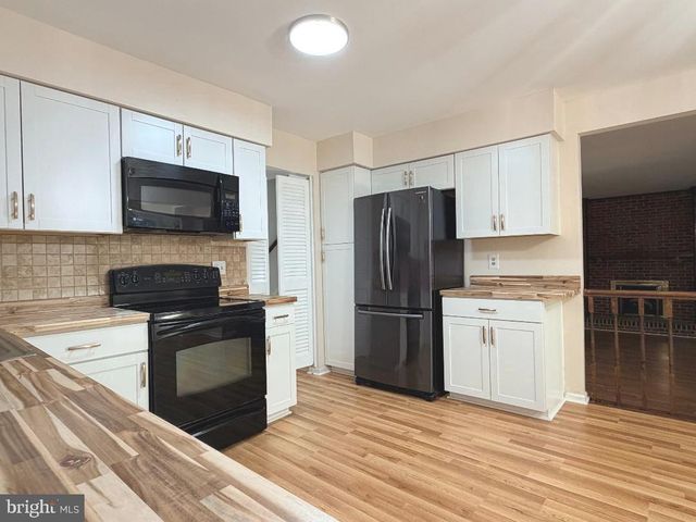 7594 WOODSTOWN DR, Springfield, VA 22153