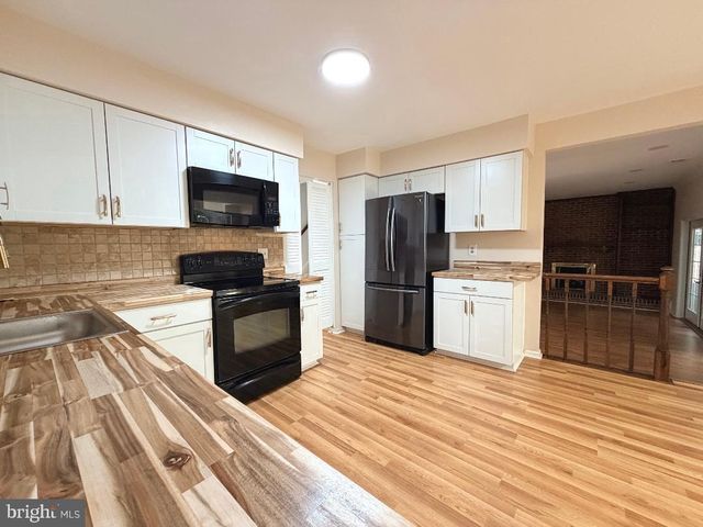 7594 WOODSTOWN DR, Springfield, VA 22153