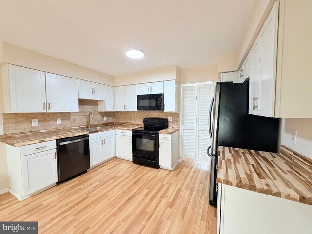 7594 WOODSTOWN DR, Springfield, VA 22153
