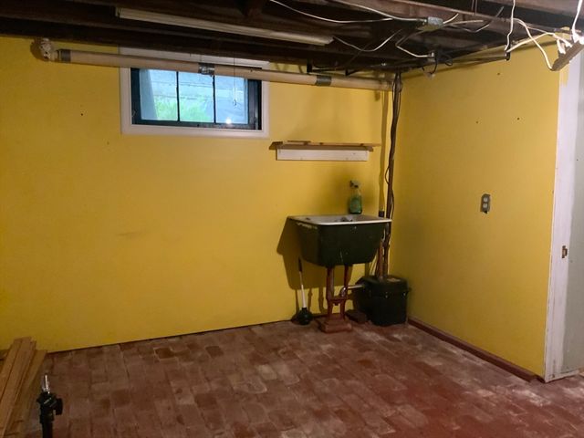 213 Locust St, Holyoke, MA 01040